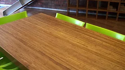 Bambustisch im Einsatz im Büro