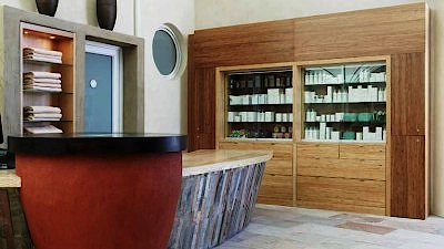 Schrank aus Faserbambusplatten in Farben Natur und Coffee