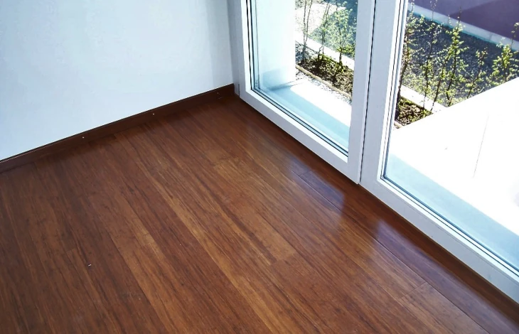 Faserbambusparkett Boden verlegt in Farben Natur und Coffee